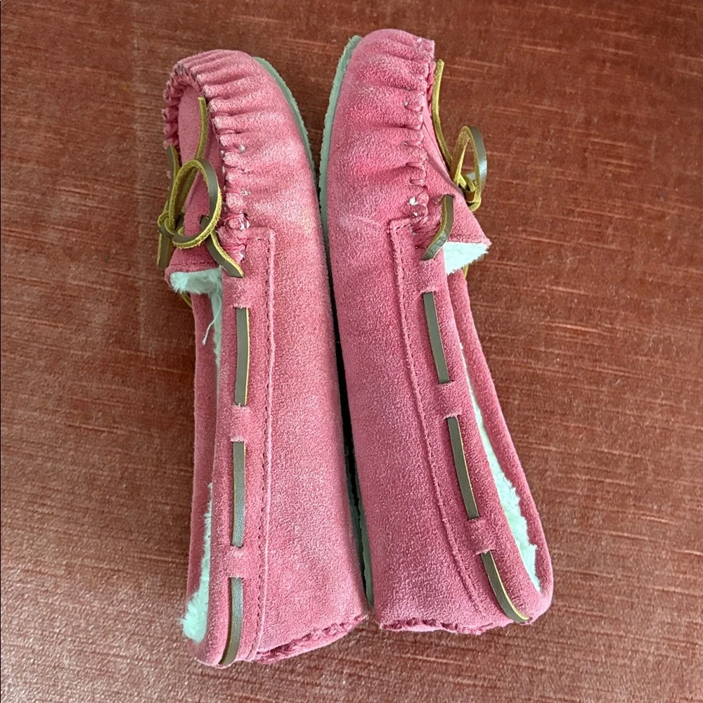 Minnetonka Moccasins Slippers Sz 2 Cassie Hot Pink Suede Leather Youth EUC
